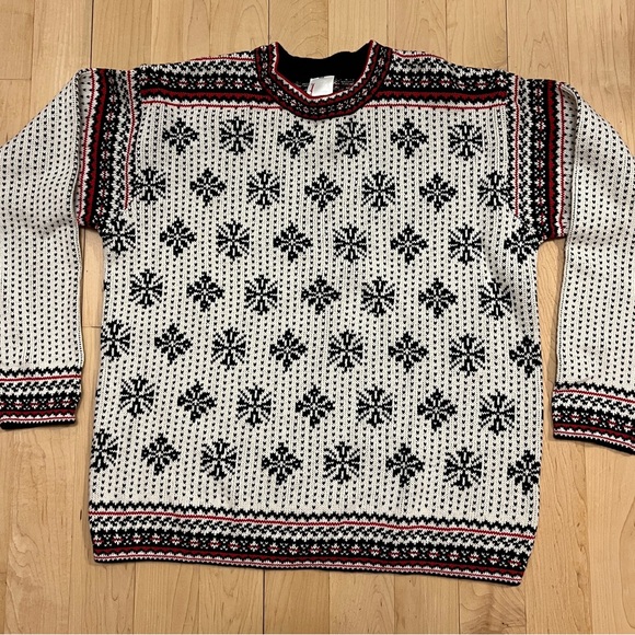Hanna Andersson Sweaters - Hanna Andersson Black /White / Red Snowflake Patterned Sweater